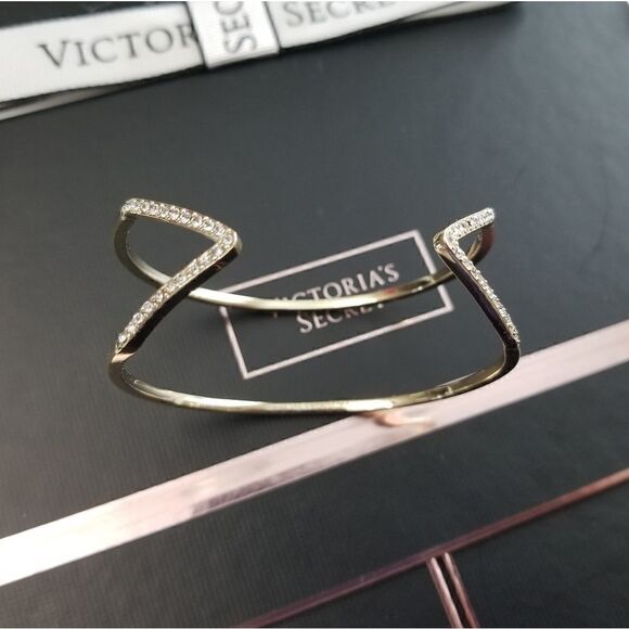 Victoria's Secret Earring and Bracelet Set - Picture 9 of 11